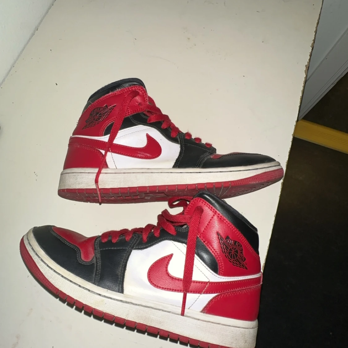 Nike Air Jordans i rött och svart