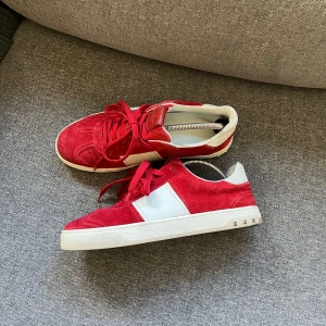 Valentino Flycrew - Säljer ett par sköna flycrews i fint skick. Size 42, endast skorna. Hör av er vid funderingar!