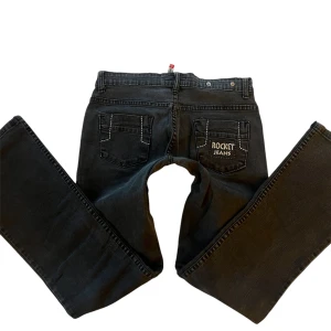 Lowwaist svarta jeans - Skitsnygga svarta lowwaist jeans! Flare/bootcut längst ned. Innerbenslängd: 73 cm. Midjemått: 73 cm runtom 🫶🏼