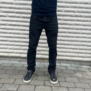 Levi’s 511 - Hej, säljer ett par svarta jeans från Levi’s i modellen 511. Jättebra skick!! Storleken 31/32. Midjan är 44cm och längden 101cm.