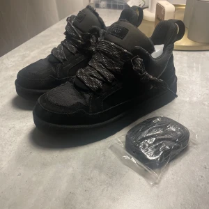 UGGS LOWMEL NYSKICK - Tjena jag säljer ett par Uggs Lowmel som knappast är använda. Skicket är 10/10 och inga fel på skon.