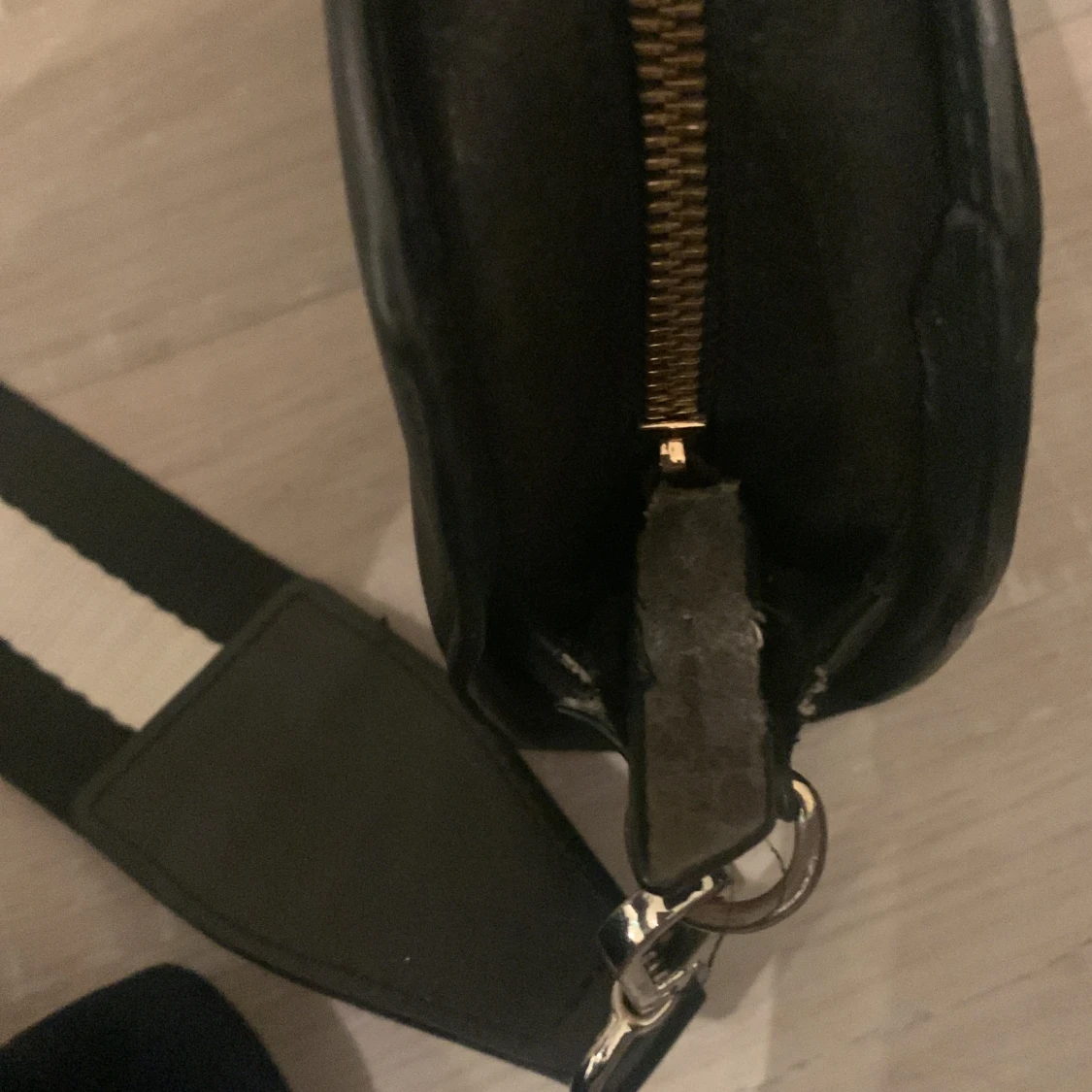 Svart axelväska med randigt band - 3