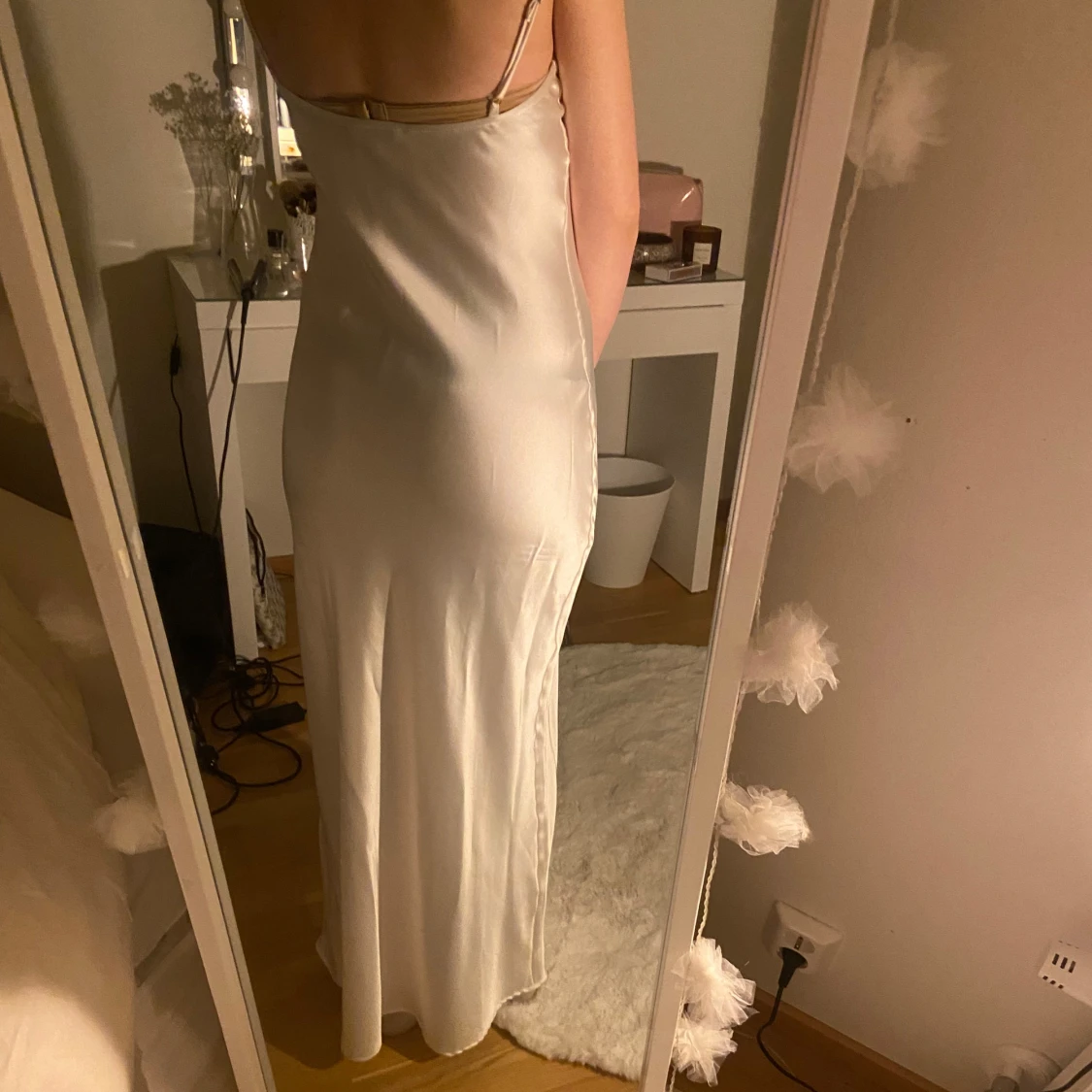 Vit axelbandslös klänning - 2