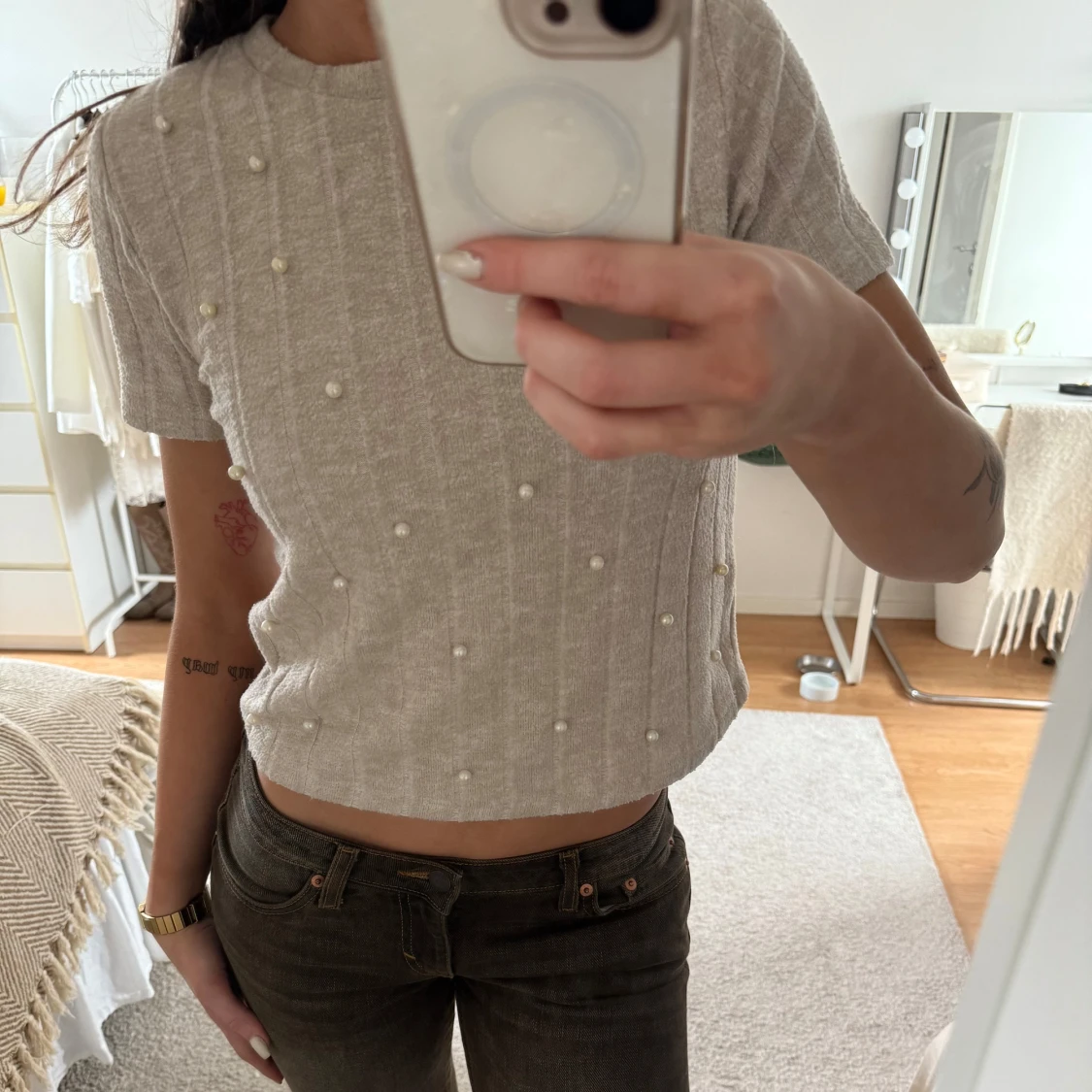 Beige stickad t-shirt med pärlor - 1