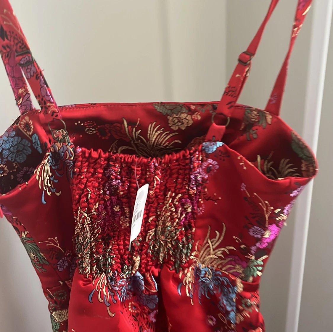 Röd blommig klänning med justerbara axelband - 2