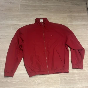 Adidas Track Jacket - Tjena! Säljer denna vintage adidas jacka/zipup. Riktigt det passform, är ganska tunn så lagom till våren/hösten och sommaren eller på gymmet. Riktigt snygg och superbra kvalite/skick