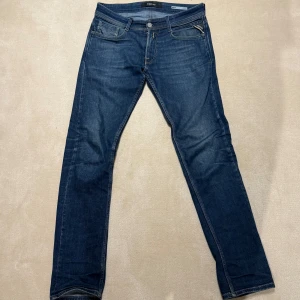 Replay Jeans - Säljer nu mina replay jeans som använts några gånger. De är i topp skick med en defekt se sista bilden. De kostar 1700kr nypris mitt pris 449. Modell rocco comfort fit (normal passform) Storlek w28 L32 skriv vid funderingar😁