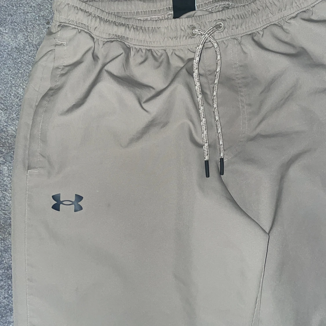 Beige träningsbyxor från Under Armour - 1