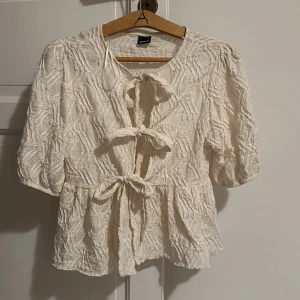 Fin blus som man knyter framtill - Gullig blus från Gina som är fin till sommaren. Inte använd många gånger så i fint skick!