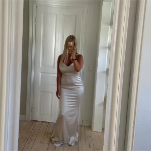 Balklänning - Champagnefärgad långklänning i satin. Endast använd 1 gång. Ursprungspris är 1099. 