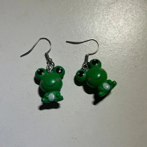 Gröna grodörhängen - Använda ett fåtal gånger, inget som syns.