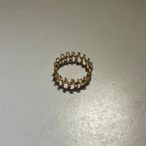 Guldfärgad ring - Aldrig använt! Går att justera 