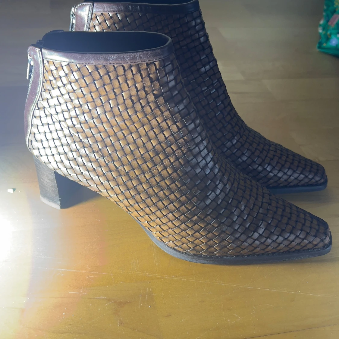 Bruna flätade boots med klack - 1