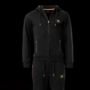 Mr originals dress svart o blå - Hoodie finns bara i xl men byxorna finns i alla storlekar, dem är helt nya (orörda) bara den på bilden är min egna annars den som skickas till dig är helt ny😁. För fler detaljer eller frågor så är de bara att skriva.(Den finns också i blå)