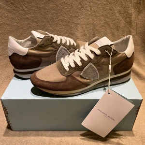 Philippe Model TPRX - HELT NYA Philippe model | Storleken är 40 innersulan är 27cm | bara box och skor ingår | Hör av er vid frågor eller funderingar! INGA BYTEN