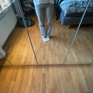 Grå jeansbyxor - Snygga grå jeansbyxor med en klassisk straight passform. De har en hög midja och är perfekta för en stilren look. Byxorna har fickor både fram och bak. Har inte hittat mycket andväning men de är enkla att styla å går till många toppar!!!❤️❤️