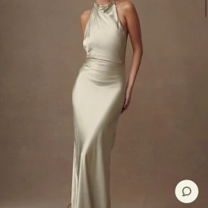 Esther dress från Meshki  - Jättefin klänning från Meshki i storlek S, helt ny endast provad. Nypris 119€