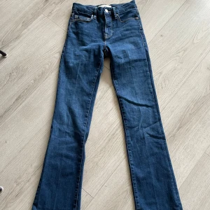 Blå jeansbyxor - Snygga blå bootcut jeans i storlek 32 aldrig använda, säljer då dom är lite för långa på mig. 