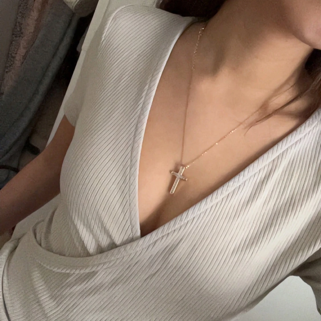 Beige omlottopp i ribbat material - 1