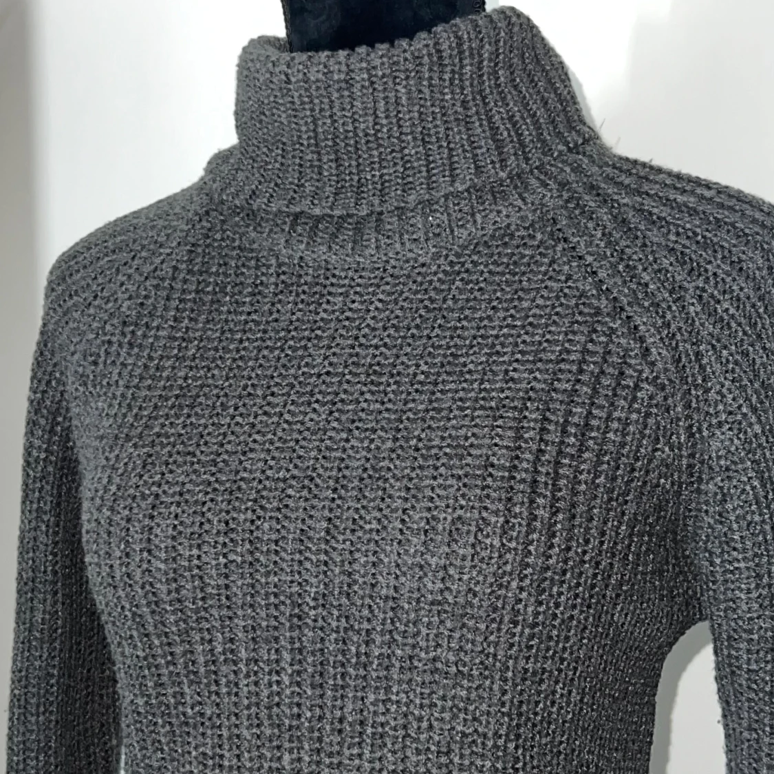 Grå stickad polotröja - 2