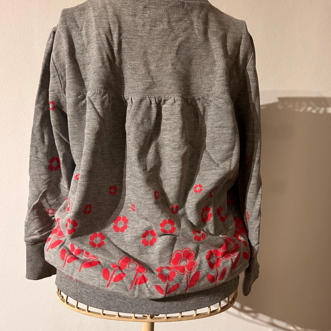Grå collegetröja med blommönster från ONLY - 1