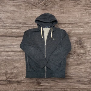 Ralph Lauren hoodie - Blå Ralph Lauren zip hoodie i mycket bra skick! Den är riktigt skön och fin, rekommenderar absolut! 🙌 Storlek: M 