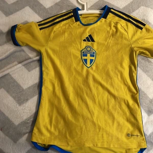Gul Sverige fotbollströja från Adidas - Säljer denna feta Sverige tröjan med Alexander isac på ryggen ' med nummer 9 på baksidan. Perfekt för fotbollsfans! Väldigt bra skick knappt Använd . Köpte för 899kr men säljer för endast 249kr
