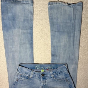 Lågmidjade jeans från Esprit - Lågmidjade ljusblåa jeans från Esprit. Precis köpta men tyvärr inte min färg.  Midjemått:84 Innerbenslängd: 81