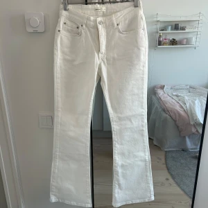 Vita jeans - Jätte fräscha vita bootcut jeans, perfekta till sommaren! Säljer då jag har flera vita jeans. Är ca 166 cm lång. Bara använda 1 gång🤍🤍❤️