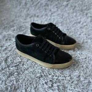 Lanvins - Säljer dessa sköna Lanvins! | Mycket fint skick hat något litet tecken på användning, inuti är en jätte liten defekt men det känns verkligen inte av vid användning och kan enkelt fixas! | Storlek UK 5 och de passar en 40-41 i EU. | Ställ gärna frågor innan du köper!