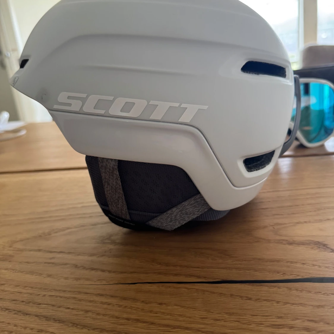 Skidhjälm och glasögon  - 2