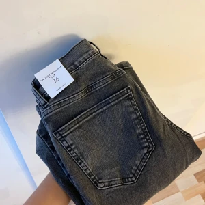 Jeans  - Gråa low waist tall bootcut jeans från Gina! Endast testade med prislapp kvar 