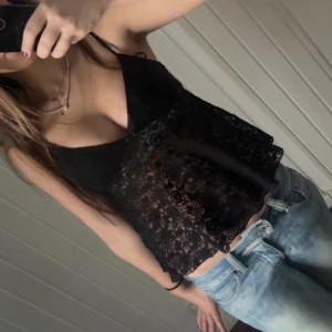 Spets linne - Säljer mitt svarta spets linne från Gina. Nypris: 350kr, det är i helt nytt skick eftersom jag köpte det och inte hittat tillfälle att använda den. Står Xs men är mer som S