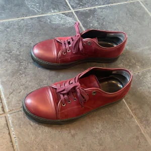 Lanvins röda - Dom här röda lanvinsen är i princip oanvända och har endast tecken på användning på captoen på högra skon. Skicket är alltså 9/10 och säljer därför 70% billigare än nypris🔥hör av er vid frågor! Storlek Uk 9 passar 43 ungefär🥂