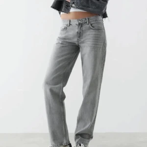 Grå jeans med rak passform - Snygga grå jeans med rak passform och mid midja. De har en klassisk femficksdesign och stängs med dragkedja och knapp. Perfekta för en avslappnad stil.
