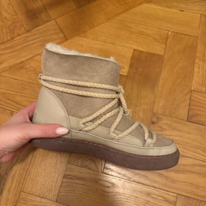 Inuikii - Classic Sneakers - Mysiga och varma vinterskor. Kommer tyvärr inte till användning hos mig. Används ett fåtal gånger. Mycket bra skick. Färg: Beige. Nypris: 2999kr.