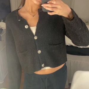 Kofta gina - Säljer min fina kofta från gina, använd fåtal gånger och nypris är 475