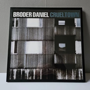 Broder Daniel - Albumaffisch, 31.5x31.5cm - Broder Daniel - Cruel Town albumaffisch, 31.5x31.5cm. Helt ny - Passar bra i IKEAs tavelram Lomviken!  Skickas i papprulle - Ramen ingår inte!