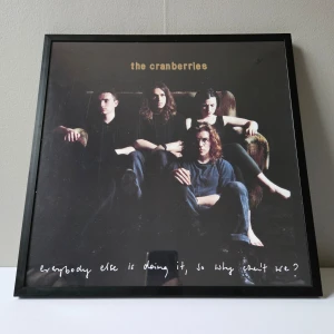The Cranberries - Albumaffisch, 31.5x31.5cm - The Cranberries - Everybody Else Is Doing It, So Why Can't We? albumaffisch, 31.5x31.5cm. Helt ny - Passar bra i IKEAs tavelram Lomviken!  Skickas i papprulle - Ramen ingår inte!