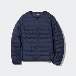 Säljer en stilren mörkblå dunjacka från Uniqlo. Jackan har en minimalistisk design med knappar framtill och långa ärmar. Perfekt för kyliga dagar med sin lätta och bekväma passform.