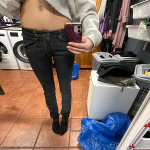 Lågmidjade diesel jeans - Säöjer dessa fina jeans från diesel i storlek w24 L32. Jag är 165 och de sitter fint i längden på mig. Tryck gärna köp nu. Eller ge prisförslag.💗