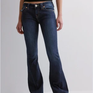 True religion jeans - True religion jeans storlek w24. Joey low rise flare i färgen muddy waters. Bra skick!          Snygga mörkblå bootcut jeans med låg midja och klassisk femficksdesign. Jeansen har dekorativa sömmar på bakfickorna och en knappstängning fram. Perfekta för en avslappnad stil. överlag inte använda mycket och inga defekter 🩷 de har pytte lite lösa trådar precis vid sömmen vid låret, men inget större som syns tydligt, stör ej funktionen 🥰
