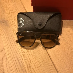  Ray-Ban boyfriend  - Ray-ban i modellen boyfriend. Storlek 56#15.skicket är som nyskick. Den har fodral och duk med.pris .1050kr