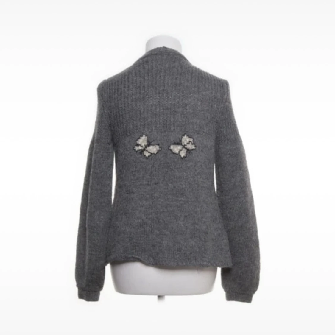 Grå stickad kofta med fjärilsdetaljer - 1