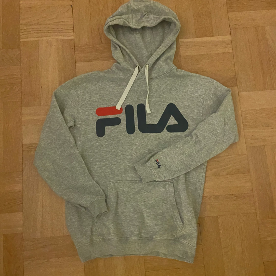 Grå hoodie från FILA