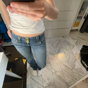 Blå jeans från Vero Moda - Intressekoll!💞 Snygga blå jeans från Vero Moda med låg midja och bootcut-stil. De har en klassisk femficksdesign och en dubbelknäppning fram. Skriv vid frågor eller intresse🩷🩷(små slitningar nedtill)