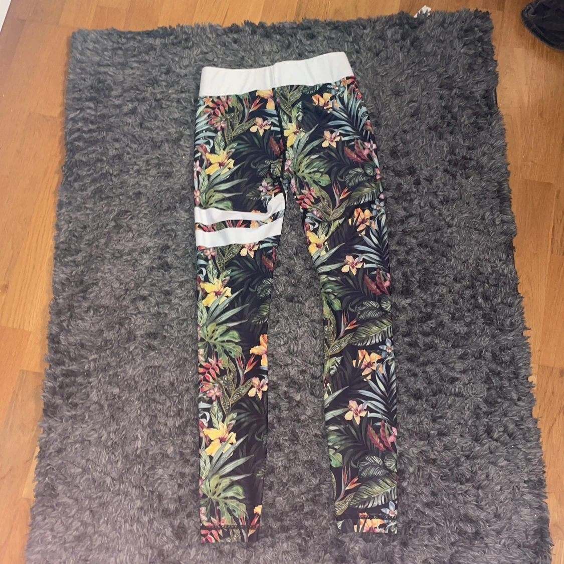 Blommiga träningsbyxor från Stronger - 3