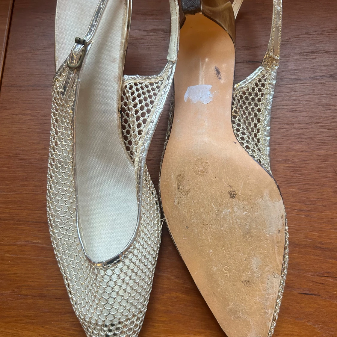 Glittriga guldklackar med nätmönster - 1