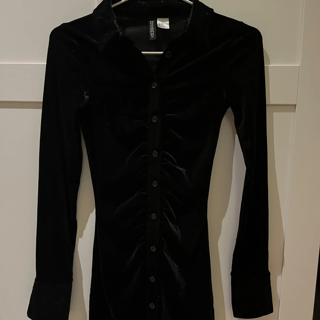 Skimrande sammetsklänning