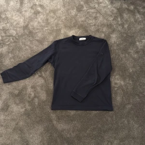 Mörkblå tröja från Stone Island - Säljer en stilren mörkblå långärmad tröja från Stone Island. Saknar patch men är annars 10/10. Snabb affär = bättre pris🤝